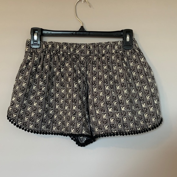 Patterned flowy shorts - Picture 2 of 3